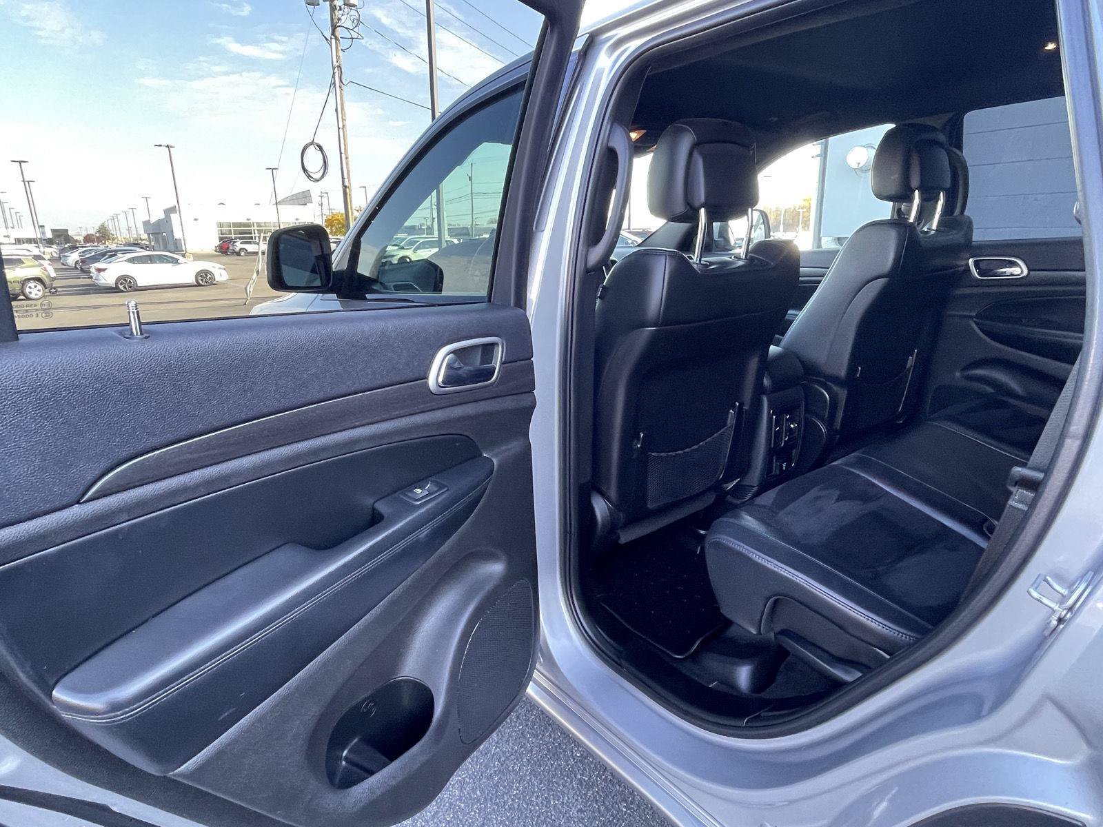 Used 2018 Jeep Grand Cherokee Altitude AWD/4WD image 11