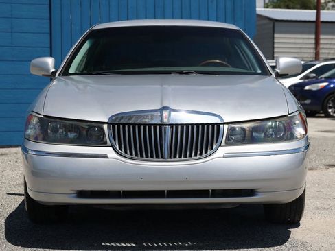 Used 2001 Lincoln Town Car Signature RWD image 10