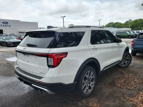 Used 2025 Ford Explorer Platinum w/ Ultimate Package image 4