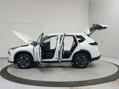 Used 2025 Nissan Rogue SV w/ SV Premium Package FWD image 12
