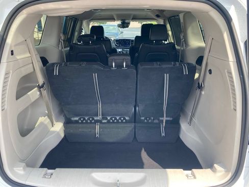 Used 2023 Chrysler Pacifica Touring-L FWD image 19