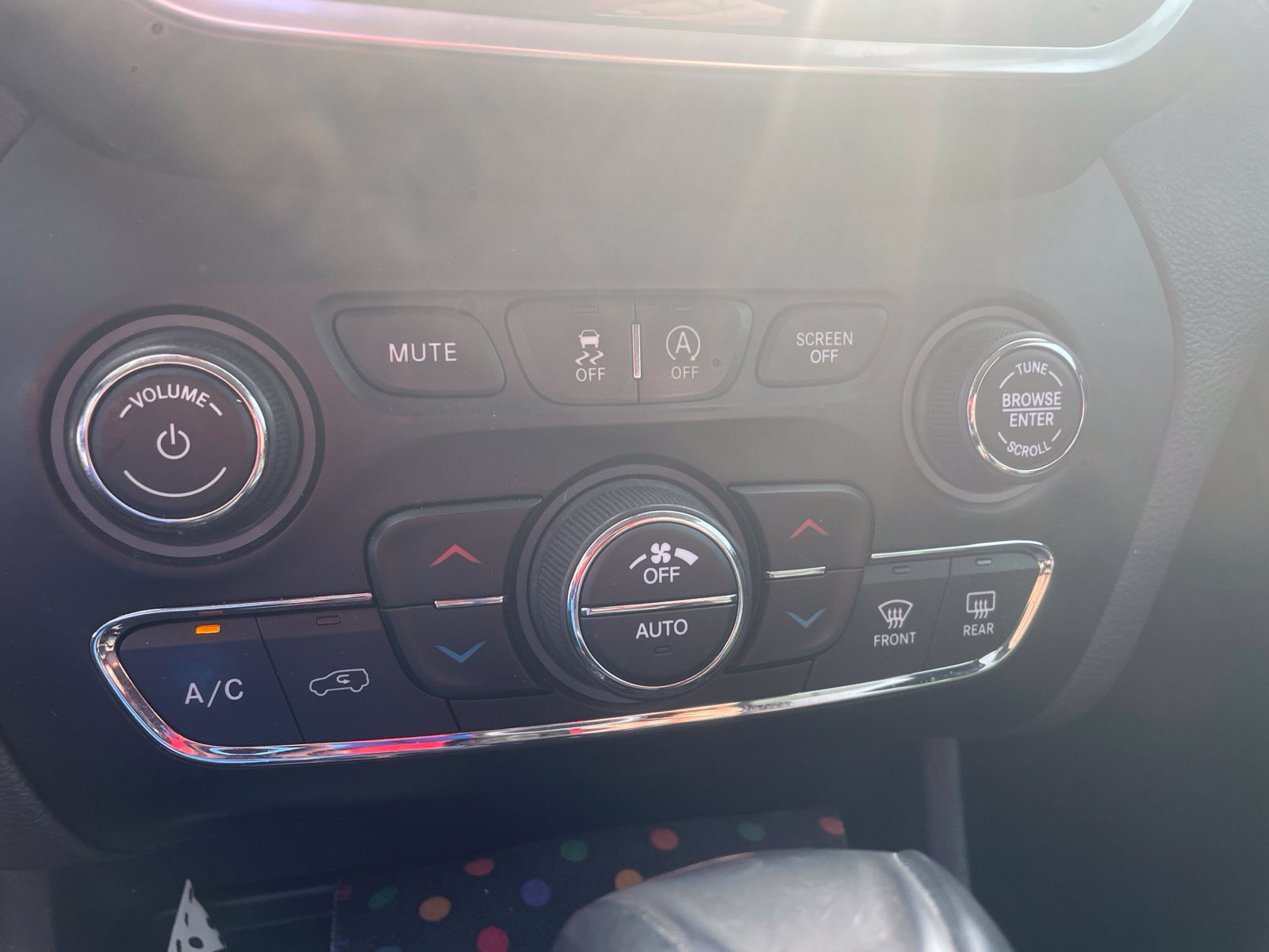 Used 2019 Jeep Cherokee Limited w/ Luxury Group FWD image 14