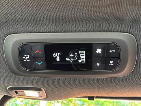 Used 2025 Chrysler Pacifica Limited FWD image 4