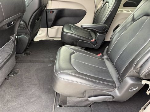 Used 2024 Chrysler Pacifica Touring-L FWD image 9