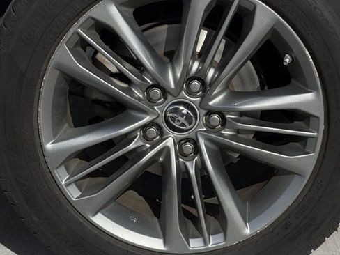 Used 2015 Toyota Camry SE image 3