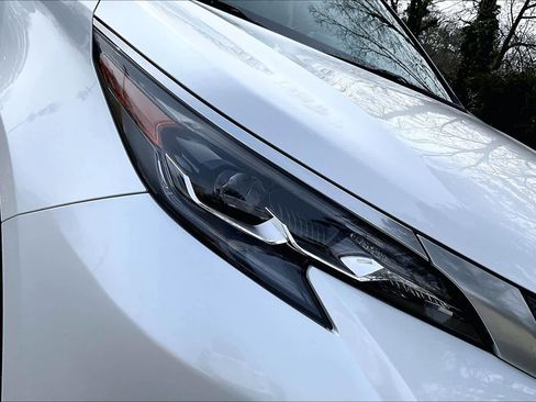 Used 2024 Toyota Sienna Platinum image 27