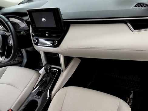 Certified 2023 Toyota Corolla Cross LE image 28