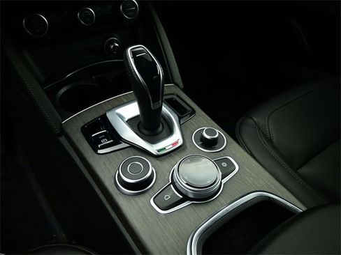 Used 2022 Alfa Romeo Stelvio Ti image 32