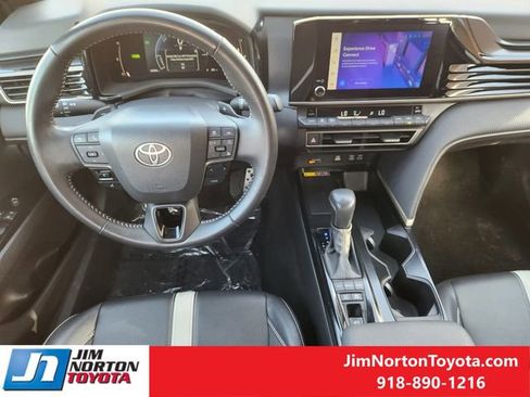 Used 2025 Toyota Camry SE image 29