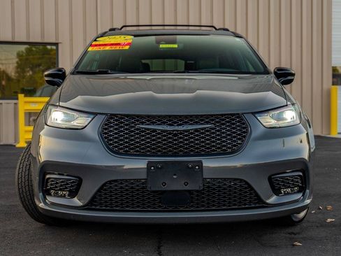 Used 2025 Chrysler Pacifica Limited FWD image 7