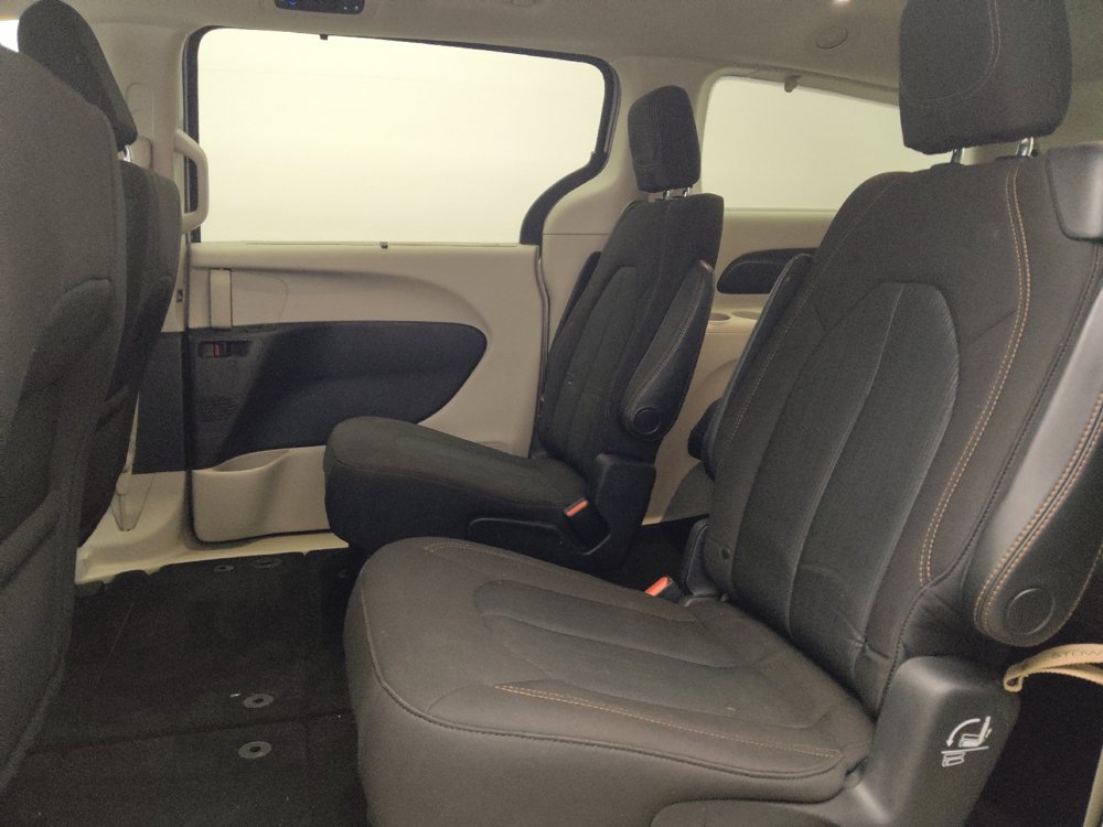Used 2020 Chrysler Pacifica Touring FWD image 18
