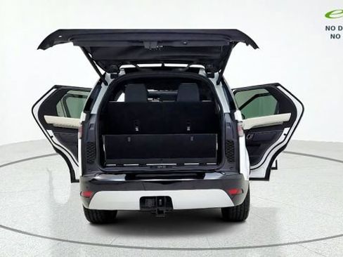 Used 2023 Land Rover Discovery Metropolitan Edition AWD/4WD image 17