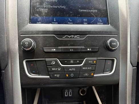 Used 2020 Ford Fusion SE FWD image 22