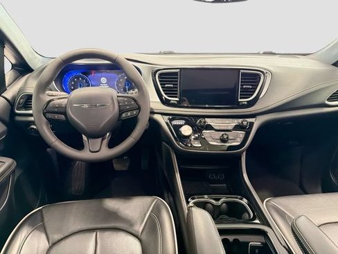 Used 2025 Chrysler Pacifica Limited FWD image 21