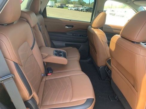 Used 2025 Nissan Pathfinder Platinum w/ Black Appearance Package FWD image 31