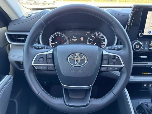 Used 2025 Toyota Highlander XLE image 16