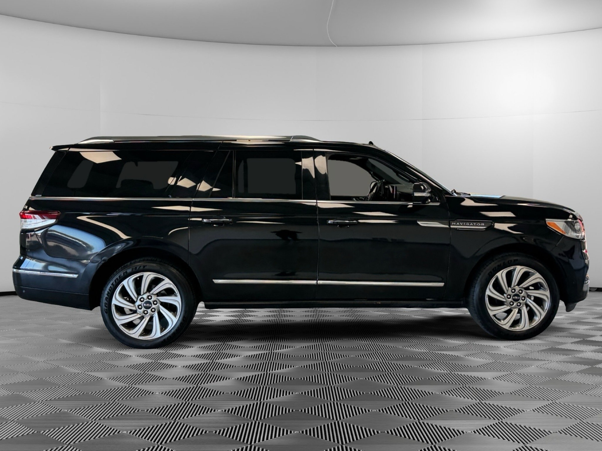 Used 2022 Lincoln Navigator L 4WD image 9