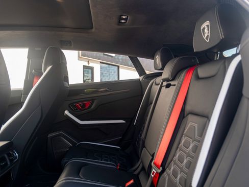 Used 2025 Lamborghini Urus SE AWD/4WD image 34