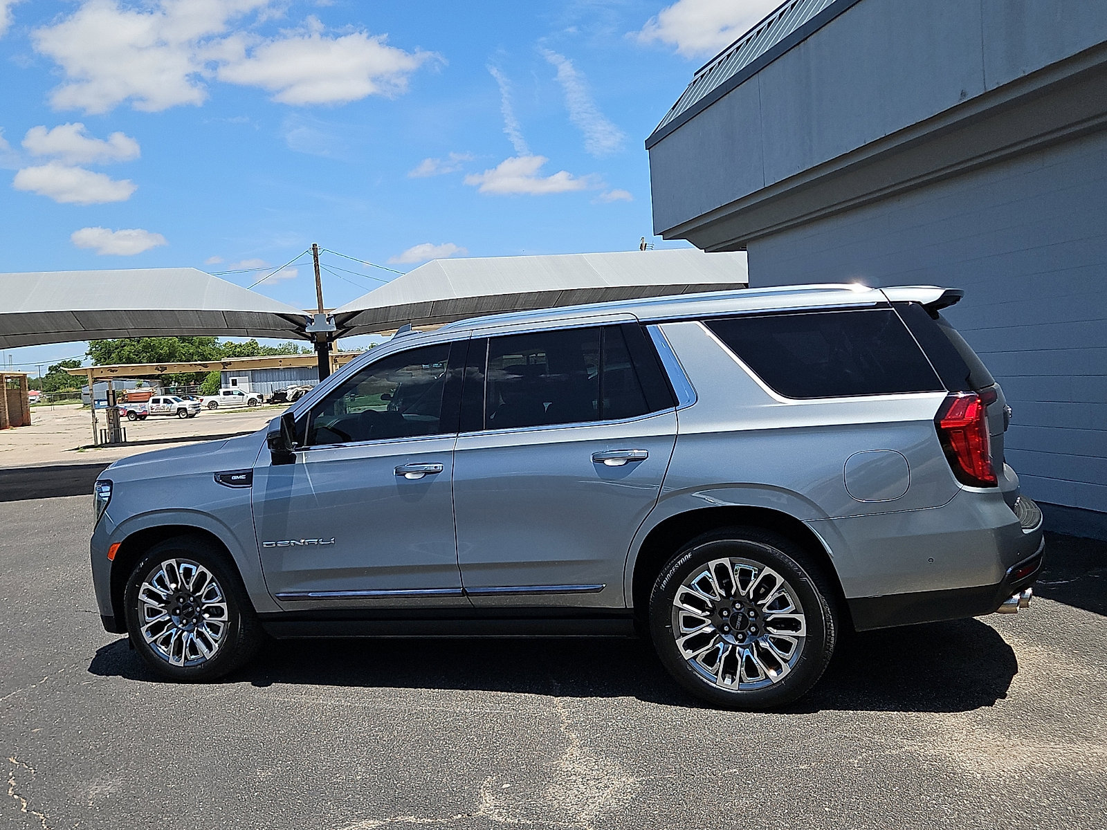 Used 2024 GMC Yukon Denali Ultimate AWD/4WD image 2