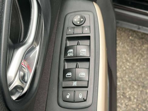 Used 2017 Jeep Cherokee Latitude w/ Comfort/Convenience Group AWD/4WD image 25