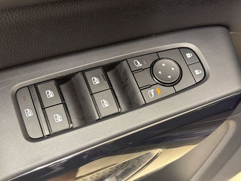 Used 2025 Nissan Pathfinder SV AWD/4WD image 24
