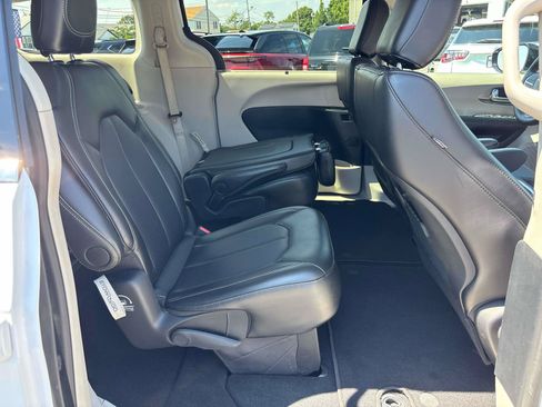 Certified 2024 Chrysler Pacifica Touring-L FWD image 18