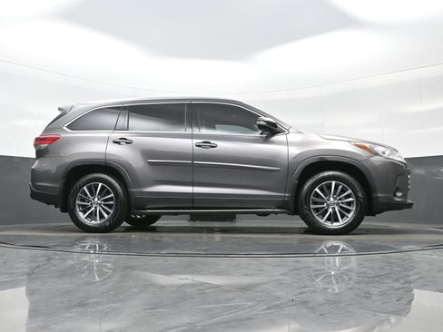 Used 2019 Toyota Highlander XLE AWD/4WD image 33