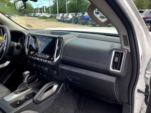 Used 2025 Nissan Frontier SV image 13
