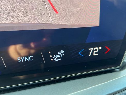 Used 2025 Chevrolet Traverse LT image 5