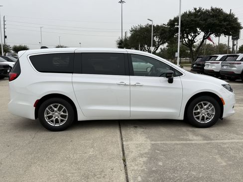 New 2026 Chrysler Voyager LX image 3