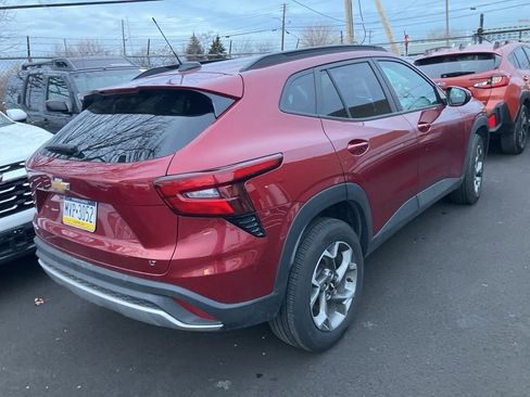 Used 2025 Chevrolet Trax LT w/ LT Convenience Package image 3