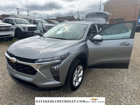 Used 2025 Chevrolet Trax LS w/ LS Convenience Package FWD image 11