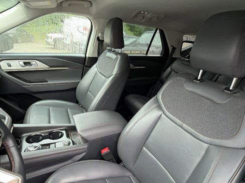 Used 2025 Ford Explorer Active w/ Active Comfort Package RWD image 17