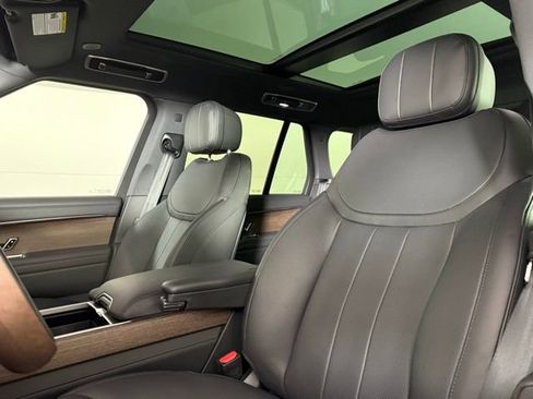 Used 2025 Land Rover Range Rover SE image 5
