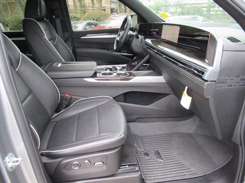 Certified 2025 Cadillac Escalade Premium Luxury w/ LPO, Radiant Package AWD/4WD image 10