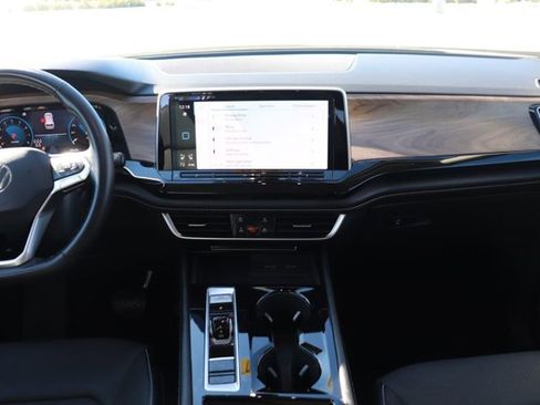 Used 2024 Volkswagen Atlas SE image 16