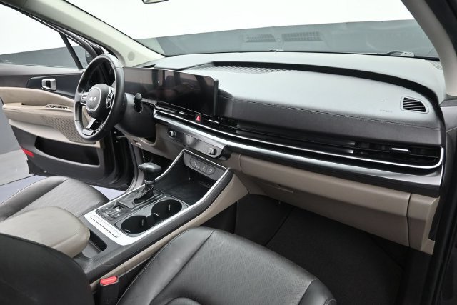 Used 2025 Kia Carnival FWD image 14