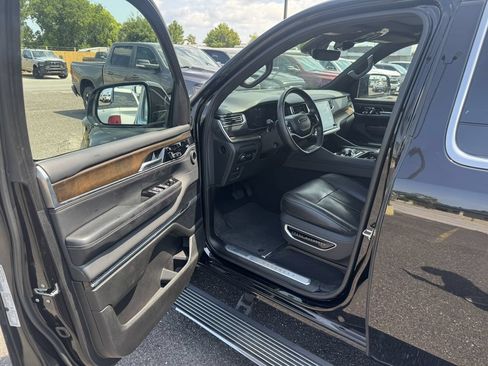 Used 2022 Jeep Grand Wagoneer Series I w/ Flexible Seating Group AWD/4WD image 10