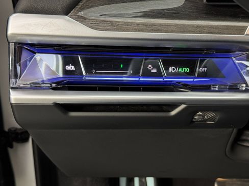 Used 2023 BMW i7 xDrive60 w/ Executive Package 2 AWD/4WD image 18