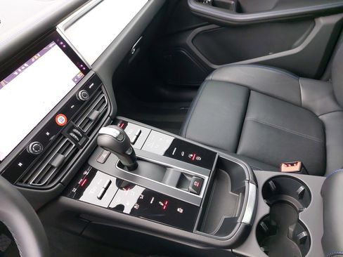 Certified 2025 Porsche Macan image 26