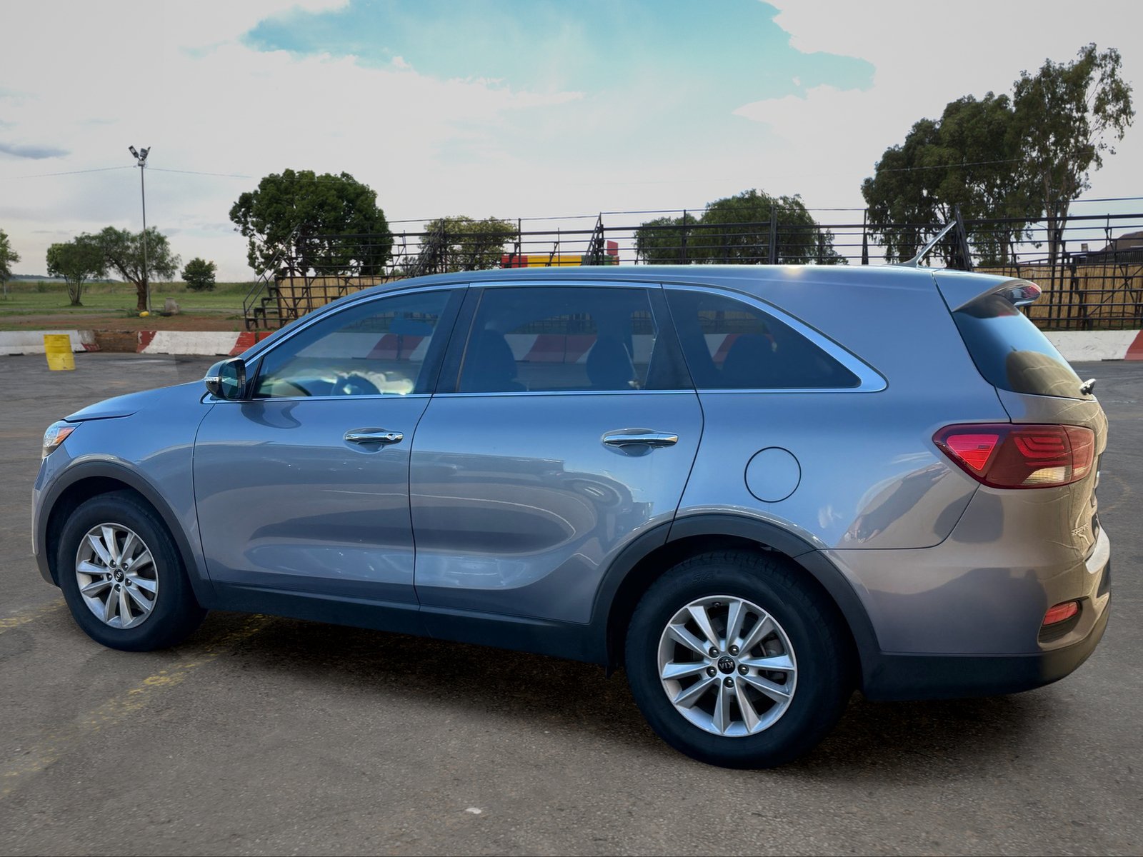 Used 2019 Kia Sorento L FWD image 4