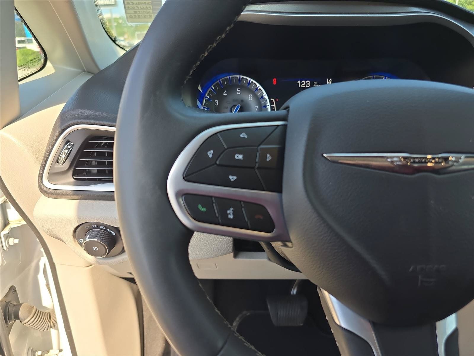 Used 2024 Chrysler Pacifica Touring-L FWD image 32