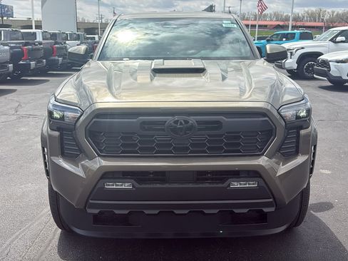 Used 2023 Toyota Highlander XLE AWD/4WD image 2