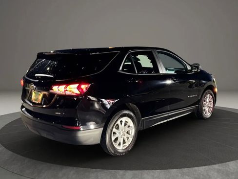 Used 2022 Chevrolet Equinox LS w/ LS Convenience Package image 3