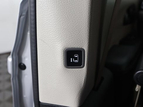 Used 2024 Chrysler Pacifica Touring-L FWD image 26