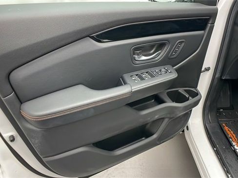 Used 2024 Honda Pilot TrailSport image 8