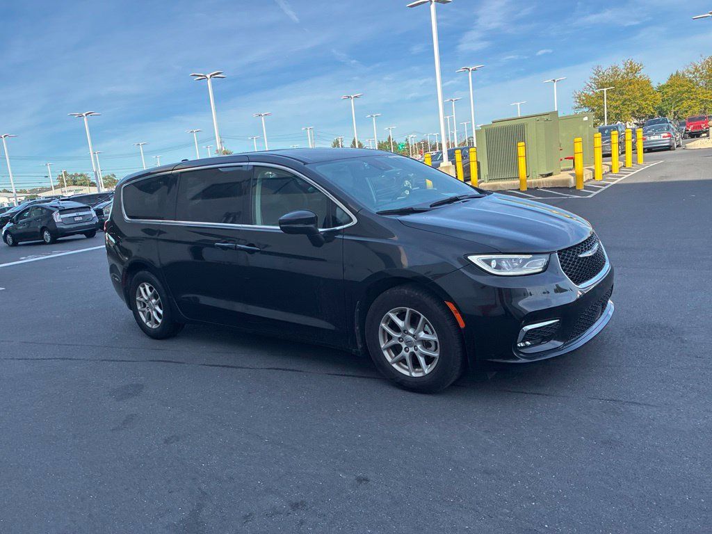 Used 2023 Chrysler Pacifica Touring-L FWD image 3