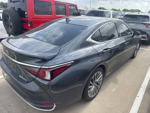 Used 2022 Lexus ES 300h Ultra Luxury FWD image 3