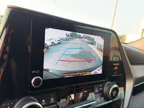 Used 2023 Toyota Highlander XLE FWD image 26