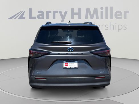 Used 2025 Toyota Sienna XLE FWD image 4